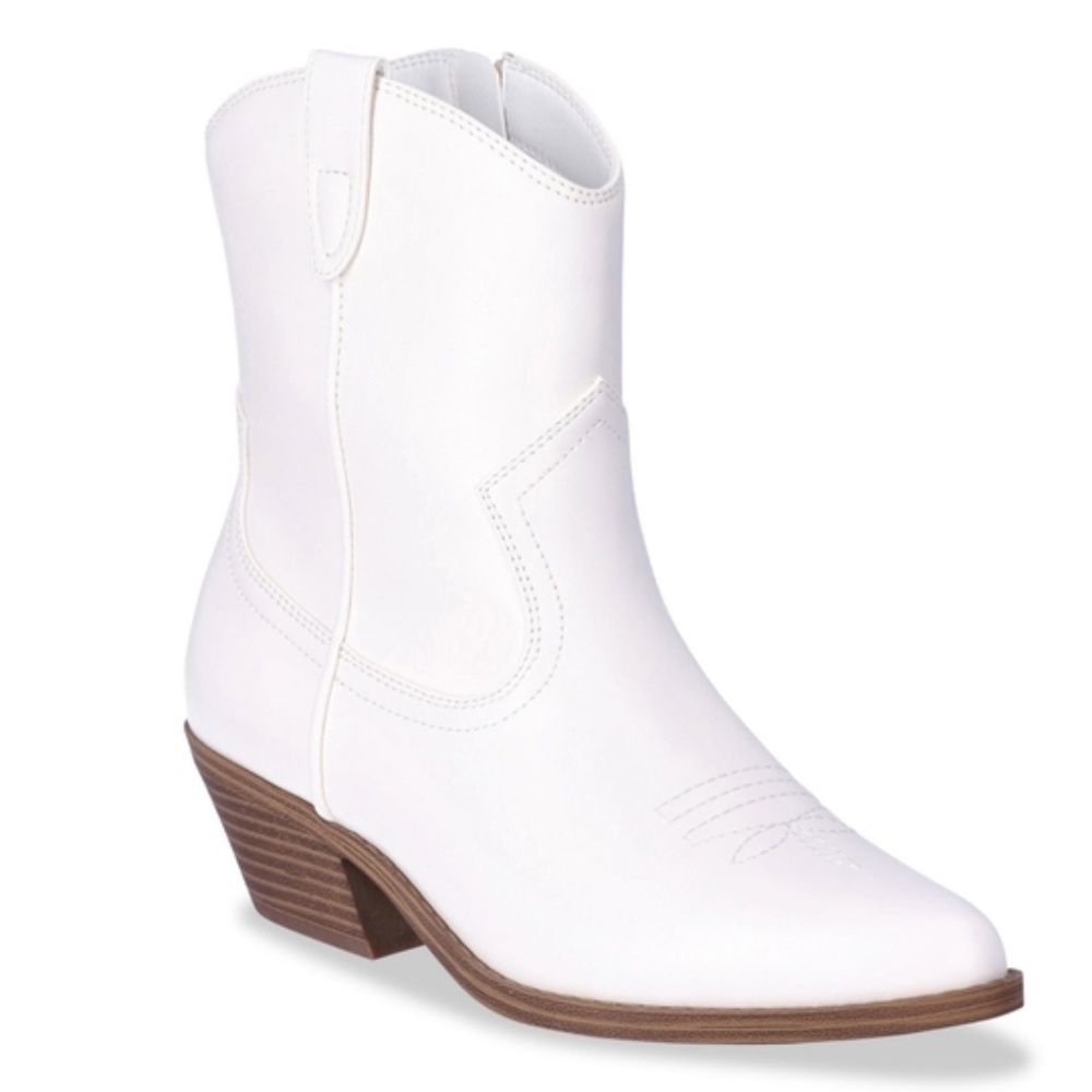 No Boundaries short white cowgirl boots size 6 (NWT)